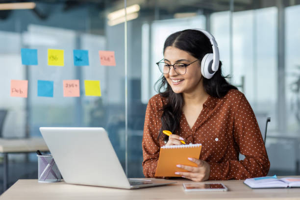 woman-learning Woman learning online